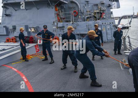 220510-N-DO281-1035 AZOREN, Portugal (10. Mai 2022) Seeleute ziehen eine Leine, um das vordere Schlepper zu bilden, während der Arleigh-Burke-Klasse-Guided-Missile Destroyer USS Paul Ignatius (DDG 117) von den Azoren, Portugal, 10. Mai 2022 aus in Angriff genommen wird. Paul Ignatius ist auf einem geplanten Einsatz in den USA Sechster Flottenbereich zur Unterstützung der Interessen der USA, Alliierten und Partner in Europa und Afrika. Stockfoto