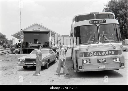 Ein Tourbus hält am Jimmy Carter Presidential Campaign Headquarters im Plains, Georgia Railroad Depot. 1976 Stockfoto