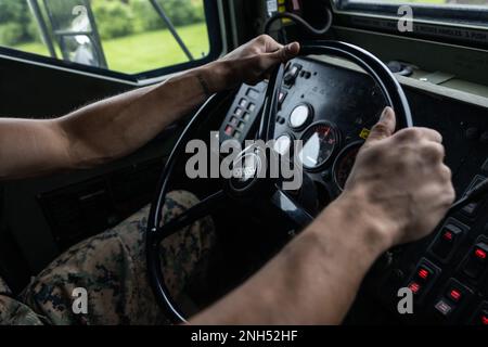 USA TuanNam Lucas Bui, ein Kraftfahrzeugbetreiber des Combat Logistics Battalion 453, 4. Marine Logistics Group, Marine Forces Reserve, steuert ein Medium Tactical Vehicle Replacement, das dem Marine Corps Prepositioning Program-Norway zugewiesen ist, nahe Trondheim, Norwegen, 20. Juni 2022. Reserve Marines mit CLB-453 absolvierten ihre jährliche Schulung, indem sie nach Norwegen reisten, um vorbeugende Wartungsarbeiten an den Fahrzeugen und Ausrüstungen durchzuführen, die derzeit mit dem Maritime Prepositioning Program-Norway vorpositioniert sind. Bui stammt aus Texarkana, Texas, und bohrt mit CLB-453 Stockfoto