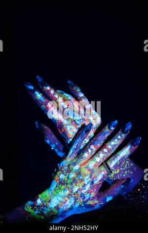 Modernes psychedelisches kreatives Element mit menschlicher Handfläche für Poster, Banner, Tapeten. Zwei Hände im Pop-Art-Collage-Stil in kräftigen Neonfarben. Kopie SPA Stockfoto