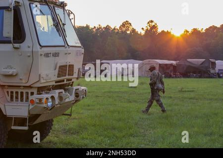 Ein Soldat der Georgia Army National Guard, dem 148. Brigaden-Stützbataillon, 48. IBCT, zugewiesen, geht durch das Brigaden-Stützgebiet am 20. Juni 2022 und unterstützt XCTC 22-05 in Fort Stewart, Georgia Stockfoto