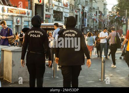 Weibliche Polizisten in schwarzen Burqas, Hijabs in der belebten Istiklal-Straße mit multikulturellen Menschenmengen in Zentral-Istanbul, Türkei Stockfoto