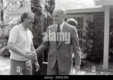 Der ehemalige Astronaut und US-Senator John Glenn steht mit dem demokratischen Präsidentschaftskandidaten Jimmy Carter auf Carter's Plains, GA Vorgarten. Carter interviewte Glenn, um 1976 möglicherweise sein stellvertretender Präsidentschaftskandidat zu werden. Stockfoto