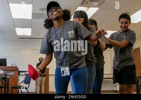 Das Osborne High School Army JROTC Leadership Team arbeitet zusammen, um eine der Veranstaltungen zum „Leadership Reaction Course“ beim Junior Leadership Bowl 2022 am 20. Juni in Washington D.C. zu absolvieren Während dieser Veranstaltung diente ein Kadett als Teamleiter und navigierte den Rest des Teams mit verbundenen Augen durch den Raum. Ein weiteres Hindernis war, dass die Kadetten nicht miteinander sprechen durften und beim Navigieren des Kurses Wege finden mussten, nonverbal zu kommunizieren. Hunderte JROTC-Kadetten aus dem ganzen Land treten diese Woche beim Junior Leadership and Academic Bowl (JLAB) an, um das Wissen zu demonstrieren Stockfoto