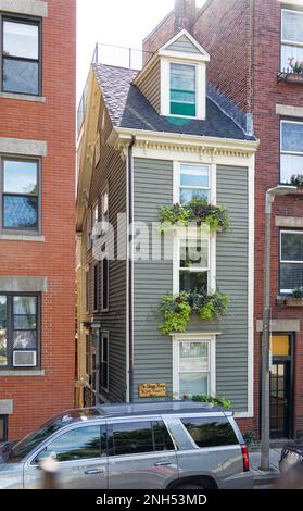 Boston North End: Das 10 Fuß breite Skinny House in der 44 Hull Street ist eine Touristenattraktion; es ist der nicht umgebaute Teil eines dreifach breiten Gebäudes. Stockfoto