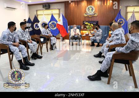 PHILIPPINEN – – Dr. John Edward Murray Brown vom Marine Meteorology and Oceanography Command besuchte das Hauptquartier der philippinischen Marine (PN) und andere Kommandos, die die Partnerschaft zwischen den USA und den Philippinen sowie die Bemühungen um die Unterstützung einer freien und offenen Indo-Pacific-Region bekräftigten – im Anschluss an die Arbeitsgruppe für hydrografische Untersuchungen zwischen den USA und den Philippinen (HSWG) von 31. vom 20. Bis 30. Juni 2022. Dr. Brown, Flottenvertreter der Indo-Pacific 3. & 7.-Flotte von Naval Oceanography, besuchte im Juni 29 den philippinischen Flottenkommandanten, Konteradmiral Nichols Driz, auf dem Marinestützpunkt Heracleo Alano des Flottenhaupts in Sangely Point, Cavite City. Stockfoto