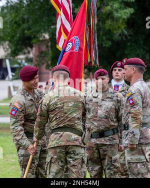 USA Oberstleutnant Todd Sunday gibt am 21. Juni 2022 das Kommando über das Hauptquartier- und Hauptquartier-Bataillon, 82. Luftwaffe, an Oberstleutnant Leif Thaxton in Fort Bragg, NC, ab. Stockfoto