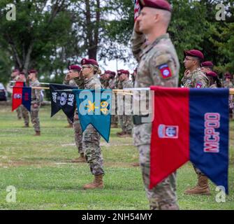 USA Oberstleutnant Todd Sunday gibt am 21. Juni 2022 das Kommando über das Hauptquartier- und Hauptquartier-Bataillon, 82. Luftwaffe, an Oberstleutnant Leif Thaxton in Fort Bragg, NC, ab. Stockfoto