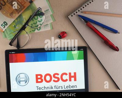 In dieser Fotoabbildung ist das Logo der Robert Bosch GmbH auf einem Tablet zu sehen. Stockfoto