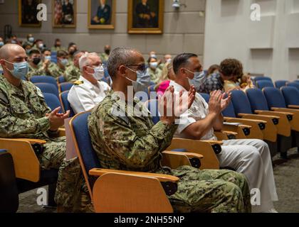 220621-N-XZ205-1035 SAN DIEGO (21. Juni 2022) Rear ADM. Guido Valdes, Commander, Naval Medical Forces Pacific (NMFP), applaudiert nach Capt. Bryan Spalding, kommandierender Offizier der Expeditionary Medical Facility (EMF) Bravo, spricht während der Establishment-Zeremonie von EMF Bravo im NMRTC San Diego vom Juni 21. Die Zeremonie der Kommandobesetzung ist eine altehrwürdige Marinetradition, die den Offizieren und dem Personal des Kommandos offiziell die Übernahme der Verantwortung und der Autorität des Kommandos ankündigt. Die Mission von NMRTC San Diego ist es, die Mitglieder des Dienstes auf den Einsatz zur Unterstützung der Operatio vorzubereiten Stockfoto