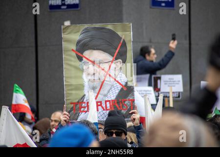 Brüssel, Belgien - 20. Februar 2023: Während der Tagung des EU-Parlaments in Brüssel haben sich Zehntausende iranischer Diaspora versammelt, die regimefeindliche Oppositionsgruppen vertreten. Die riesige Menschenmenge erstreckt sich so weit das Auge reicht und füllt die Straßen, die zum parlamentsgebäude führen. Die Demonstranten halten hauptsächlich Bilder von Mahsa Amini, Reza Pahlavi und den jüngsten Opfern der Gewalt des Regimes. Sie schwenken auch mit der Shir-o-Khorshid-Flagge des Iran und rufen "Frau, Leben, Freiheit" und "Demokratie für den Iran". Kredit: Sinai Noor/Alamy Live News Stockfoto