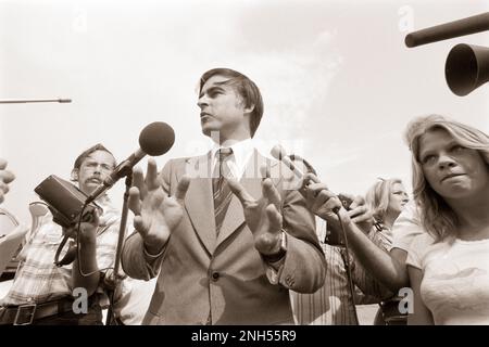 Der kalifornische Gouverneur Jerry Brown kommt mit einem kleinen Flugzeug nach Plains, Georgia, um Jimmy Carter und Walter Mondale zu treffen. Stockfoto