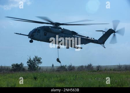 USA Marines und Soldaten schnappten sich aus einem CH-53E Super-Hengst während einer Übung in Gunslinger 22 in Riley, Kansas, 21. Juni 2022. Marines mit 2. Air Naval Gunfire Liaison Company, II Marine Expeditionary Force Information Group, Marine Forces Reserve, und Soldaten der 10. Air Support Operations Squadron, die in einer schnellen Seilübung in Gunslinger 22 nebeneinander operierten. Übung Gunslinger 22 ist eine gemeinsame Übung mit der Kansas Air National Guard und den USA Marinekorps, entwickelt, um die Flugzeugkontrolle zu verbessern und Schulungen für potenzielle reale Eventualitäten durchzuführen. Stockfoto