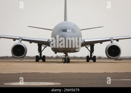 Ein französisches Militärflugzeug mit Personal, das an African Lion 22 teilnimmt, landet am 14. Juni 2022 auf einer Landebahn am Al-Massira International Airport in Agadir, Marokko. Der afrikanische Löwe 2022 ist in den USA Die größte gemeinsame jährliche Übung des Kommandos Afrika, die von Marokko, Ghana, Senegal und Tunesien veranstaltet wird, vom 6. Bis 30. Juni. Mehr als 7.500 Teilnehmer aus 28 Ländern und der NATO trainieren zusammen mit dem Schwerpunkt auf der Verbesserung der Bereitschaft für US-Streitkräfte und Partner-Nationalstreitkräfte. AL22 ist eine gemeinsame, bereichsübergreifende, mehrkomponentenübergreifende und multinationale Übung, bei der die gesamte Bandbreite an Missionskapazitäten der argentinischen regierung genutzt wird Stockfoto