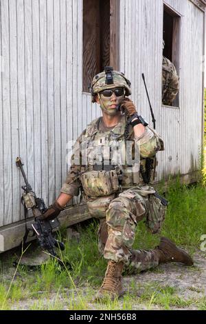 USA Army Georgia National Guard 1. LT., Timothy Youngs, Platoonführer der Alpha Company mit Sitz in Lawrenceville, 1. Bataillon, 121. Infanterie-Regiment, 48. Infanterie-Brigade-Kampfteam, erhielt die Munition, Bericht über Opfer und Ausrüstung (ACE) von seinen Truppenführern, nachdem er das Ziel während des Urban Attack Trainings bei Exportable Combat Training Capabilities Exercise in Fort Stewart, Georgia, 21. Juni 2022 durchlaufen hat. XCTC ist die USA Das Rekordprogramm der Nationalgarde der Armee, das es Brigaden-Kampfteams ermöglicht, die ausgebildete Platoon-Bereitschaft zu erreichen, die für Dislozierung, Kampf und Sieg erforderlich ist Stockfoto