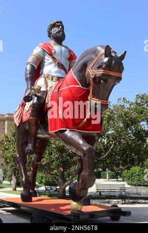 Die riesige Statue von Grifone, einem der legendären Gründer von Messina (Messinaf), wird bei zahlreichen religiösen Festivals und Prozessionen ausgestellt. Stockfoto