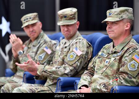 SCHRIEVER SPACE FORCE BASE, FARB. -- Space Delta 9 führte die Zeremonie zum Kommandowechsel in Schriever SFB, Colorado, am 21. Juni 2022 durch. Während der Zeremonie übertrug der Lieutenant General Stephen Whiting der US-Weltraumstreitkräfte (USSF), (links) Commander of Space Operations Command, das Kommando über das Delta von USSF Colonel Casey Beard (Mitte) auf den kommenden Kommandanten USSF Colonel Mark Bigley. Stockfoto