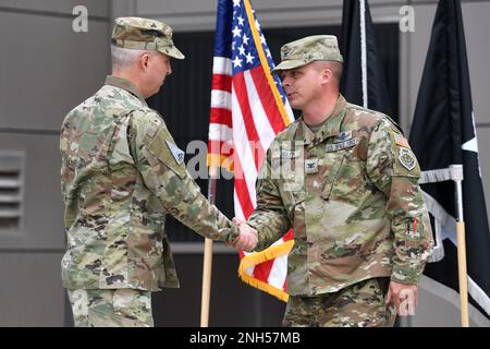 SCHRIEVER SPACE FORCE BASE, FARB. -- Space Delta 9 führte die Zeremonie zum Kommandowechsel in Schriever SFB, Colorado, am 21. Juni 2022 durch. Während der Zeremonie übertrug General Stephen Whiting, Commander des Space Operations Commandements, der United States Space Force (USSF) das Kommando über das Delta von der USSF Colonel Casey Beard an den kommenden Kommandeur, USSF Colonel Mark Bigley. Stockfoto