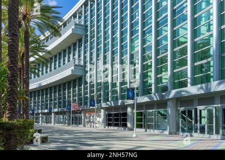 Anaheim, CA, USA – 1. November 2022: Außengebäude des Anaheim Convention Center in der Stadt Anaheim, Kalifornien. Stockfoto