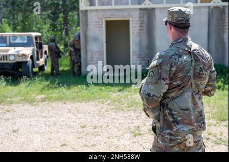 Staff Sgt. Chris Dalthorp, Beobachter-Coach/Trainer für 1. Ausbildungsstützungsbataillon, 383. Infanterie-Regiment, 181. Multifunktionale Trainingstruppe, Beobachter Soldaten des 384. Militärpolizeibataillons, 300. Militärpolizeibrigade, 200. Militärpolizeikommando, Vorbereitung auf den Einbruch eines Gebäudes Spartanischen Kriegers III 21. Juni 2022, In Fort McCoy, Wisconsin. Spartan Warrior III gab der 300.-MP-Brigade die Möglichkeit, in zwei Wochen mehrere Ebenen militärischer Polizeiverfahren zu üben. Stockfoto