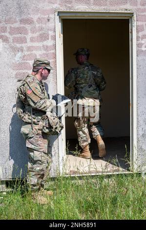 Staff Sgt. Donald Moore, Beobachter/Trainer für 1. Ausbildungsstützungsbataillon, 383. Infanterieregiment, 181. Multifunktionale Trainingsbrigade, Beobachter Soldaten des 384. Militärpolizeibataillons, 300. Militärpolizeibrigade, 200. Militärpolizeikommando, Einbruch eines Gebäudes als Teil des Spartanischen Kriegers III 21. Juni 2022, in Fort McCoy, Wisl. Spartan Warrior III gab der 300.-MP-Brigade die Möglichkeit, in zwei Wochen mehrere Ebenen militärischer Polizeiverfahren zu üben. Stockfoto