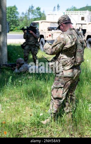 Staff Sgt. Donald Moore, ein Beobachter/Trainer für 1. Training Support Bataillon, 383. Infanterie-Regiment, 181. multifunktionale Trainingstruppe, Beobachter Soldaten des 384. MilitärpolizeiBataillons, 300. Militärpolizeibrigade, 200. Militärpolizeikommando, Sicherheitsdienst als Teil des Spartanischen Kriegers III am 21. Juni 2022 in Fort McCoy, Wisconsin. Spartan Warrior III gab der 300.-MP-Brigade die Möglichkeit, in zwei Wochen mehrere Ebenen militärischer Polizeiverfahren zu üben. Stockfoto