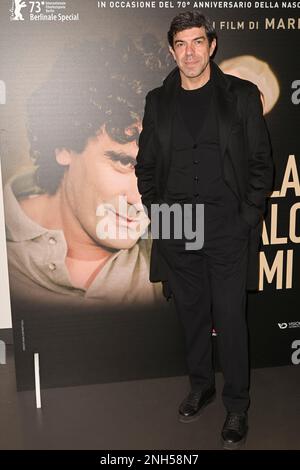 Rom, Italien. 20. Februar 2023. Pierfrancesco Favino besucht die Premiere des Films „Laggiù qualcuno mi ama“ im Cinema Troisi. (Foto: Mario Cartelli/SOPA Images/Sipa USA) Guthaben: SIPA USA/Alamy Live News Stockfoto