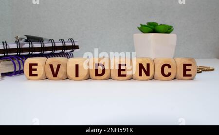 Auf hellem Hintergrund Holzblöcke mit TEXTANZEIGE. Nahaufnahme von oben Stockfoto