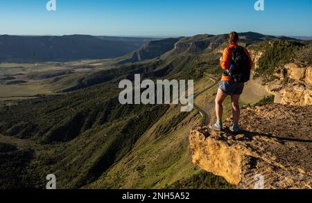 Wanderer stehen auf dem Rock Shelf mit Blick auf den Mesa Verde Nationalpark Stockfoto