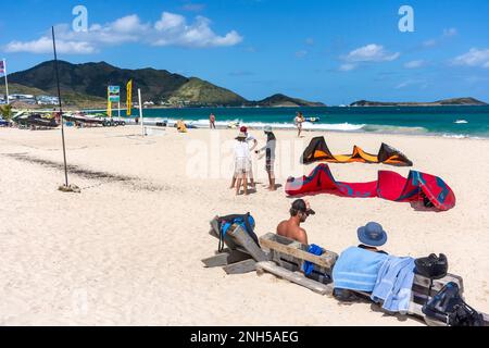 Kitesurfer am Strand, Orient Bay (Baie Orientale), St. Martin (Saint-Martin), kleine Antillen, Karibik Stockfoto