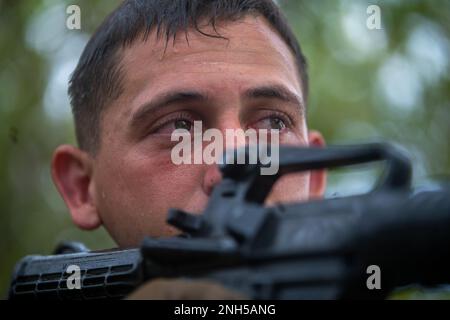 USA Marinekorps-Sergeant Robert Folchetti, ein Einheimischer aus Cooperstown, New York, und ein Aufklärungsschiff mit 2D Aufklärungsbataillon, 2D Marine Division, führt einen Amphibienangriff während der Übung Karibischer Küstenkrieger in Savaneta, Aruba, am 21. Juni 2022 durch. Diese bilaterale Schulung ermöglicht es 2D Recon, sein Wissen und seine Kenntnisse im Einsatz in Küsten- und Küstenregionen zu erweitern. Caribbean Coastal Warrior steigert weiterhin die globale Interoperabilität zwischen den USA Marines und Marineschwader Carib, niederländisches Marinekorps, sowie karibischer Urban Warrior, ein jährlicher TRA Stockfoto