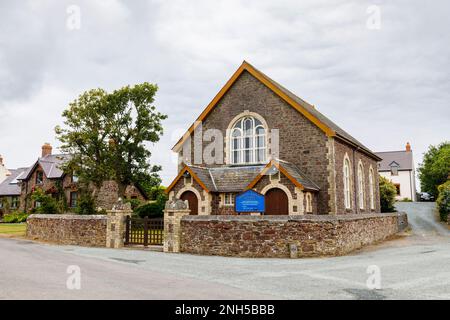 Vorderansicht der Moriah Baptist Chapel in Marloes, einem kleinen Dorf auf der Halbinsel Marloes im Pembrokeshire Coast National Park, Westwales Stockfoto