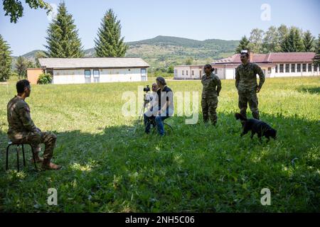 USA Armeeminister Kritis Dasgupta (links), ein Feldchirurg der Maryland Medical Detachment, wird am 17. Juli 2022 vom NATO-Hauptquartier Sarajevo in Kasarna Manjaca, Dobrnja, Bosnien und Herzegowina interviewt. Mitglieder der Wache, die der staatlichen medizinischen Einheit und dem 1-169.-Luftfahrtregiment, der Maryland Army National Guard, zugewiesen sind, zusammen mit aktiven Soldaten der 1. Staffel, des 91. Kavallerie-Regiments, der 173. Luftwaffenbrigade, der 12. Kampfluftfahrtbrigade und den Streitkräften bosnisch-herzitischer Soldaten in Taktik, Luftfahrt, Medizin, Und nicht kommissionierte Offiziersentwicklung. Das Maryland Natio Stockfoto