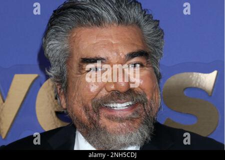 LOS ANGELES - 15. JANUAR: George Lopez auf der NBCUniversal Press Tour Red Carpet im Langham Pasadena Hotel am 15. Januar 2023 in Pasadena, Kalifornien Stockfoto