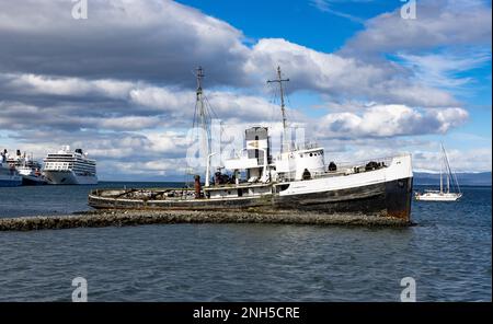 Berühmter Schiffswrack-Heiliger Christopher im Hafen von Ushuaia, Tierra del Fuego in Argentinien, Südamerika Stockfoto