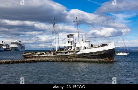 Berühmter Schiffswrack-Heiliger Christopher im Hafen von Ushuaia, Tierra del Fuego in Argentinien, Südamerika Stockfoto