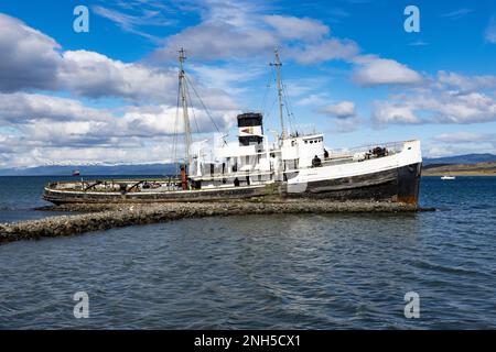 Berühmter Schiffswrack-Heiliger Christopher im Hafen von Ushuaia, Tierra del Fuego in Argentinien, Südamerika Stockfoto