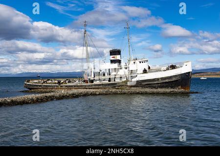 Berühmter Schiffswrack-Heiliger Christopher im Hafen von Ushuaia, Tierra del Fuego in Argentinien, Südamerika Stockfoto