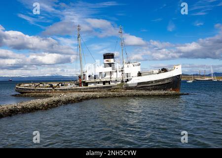 Berühmter Schiffswrack-Heiliger Christopher im Hafen von Ushuaia, Tierra del Fuego in Argentinien, Südamerika Stockfoto