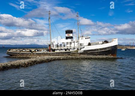 Berühmter Schiffswrack-Heiliger Christopher im Hafen von Ushuaia, Tierra del Fuego in Argentinien, Südamerika Stockfoto