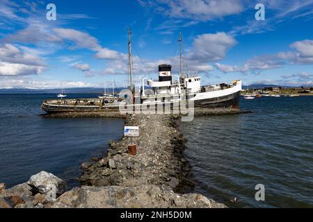 Berühmter Schiffswrack-Heiliger Christopher im Hafen von Ushuaia, Tierra del Fuego in Argentinien, Südamerika Stockfoto