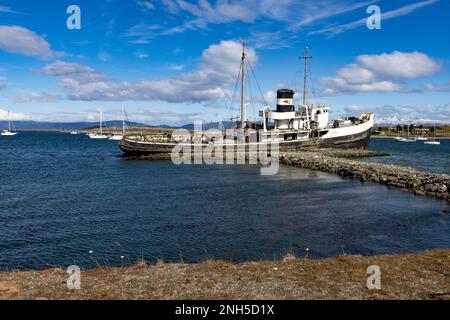 Berühmter Schiffswrack-Heiliger Christopher im Hafen von Ushuaia, Tierra del Fuego in Argentinien, Südamerika Stockfoto