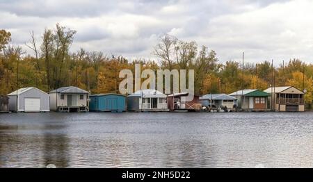 Bootshäuser im Minnesota City Boat Club Inc. Am Upper Mississippi River in Winona, Minnesota, USA. Stockfoto