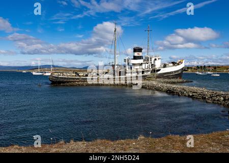 Berühmter Schiffswrack-Heiliger Christopher im Hafen von Ushuaia, Tierra del Fuego in Argentinien, Südamerika Stockfoto