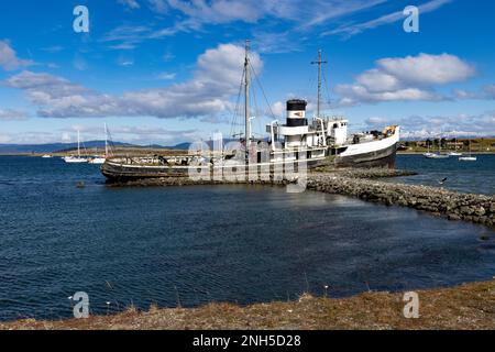 Berühmter Schiffswrack-Heiliger Christopher im Hafen von Ushuaia, Tierra del Fuego in Argentinien, Südamerika Stockfoto