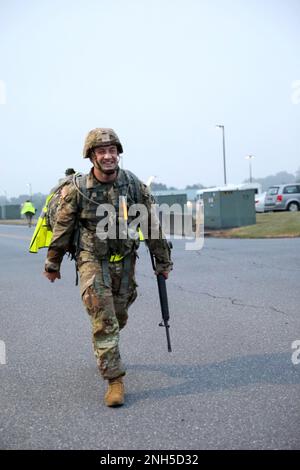 Kandidat des Haftbefehls Jason Trerotola vom 2-166., Regionalschulungsinstitut des Det 1 Regiment nimmt an einem 10K. märz in den frühen Morgenstunden am Fort Indiantown Gap, Pa, Teil 17. Juli 2022. Beim 166. RTI müssen die Teilnehmer 50 kg tragen und den Lkw innerhalb der vorgegebenen Zeit fertigstellen, um mit der nächsten Phase ihrer Kandidatur fortzufahren. Stockfoto