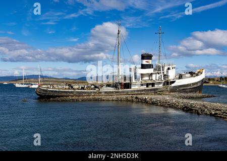 Berühmter Schiffswrack-Heiliger Christopher im Hafen von Ushuaia, Tierra del Fuego in Argentinien, Südamerika Stockfoto