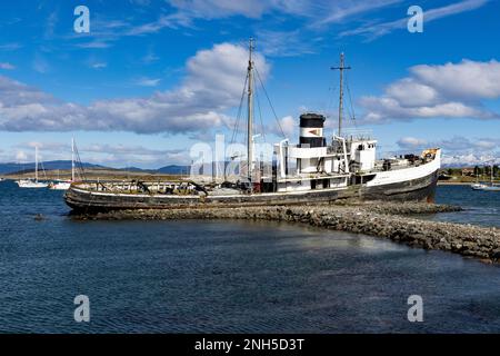 Berühmter Schiffswrack-Heiliger Christopher im Hafen von Ushuaia, Tierra del Fuego in Argentinien, Südamerika Stockfoto