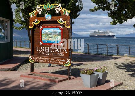 Berühmtes hölzernes, verziertes Willkommensschild mit der Aufschrift „USHUAIA fin del mundo“ im Hafen von Ushuaia, Tierra del Fuego in Argentinien, Südamerika Stockfoto