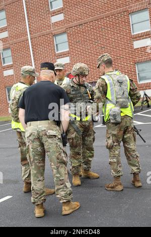 Kandidat für den Haftbefehl Jason Trerotola vom 2-166., Det 1 Regiment Regional Training Institute lässt sich seinen Rucksack abnehmen, nachdem er die 10K Ziellinie in Fort Indiantown Gap, Pa, überquert hat 17. Juli 2022. Treotola war der erste seiner Klassenkameraden, der den ruckmarsch absolvierte und es ihm ermöglichte, von Phase 1 zur Phase 2 seiner Kandidatur überzugehen. Stockfoto